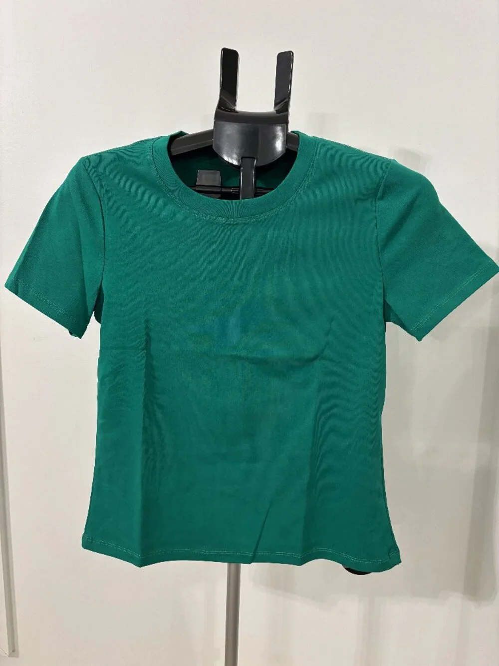 Women's slim fit stretch t-shirt in kelly green.  NEW Size M